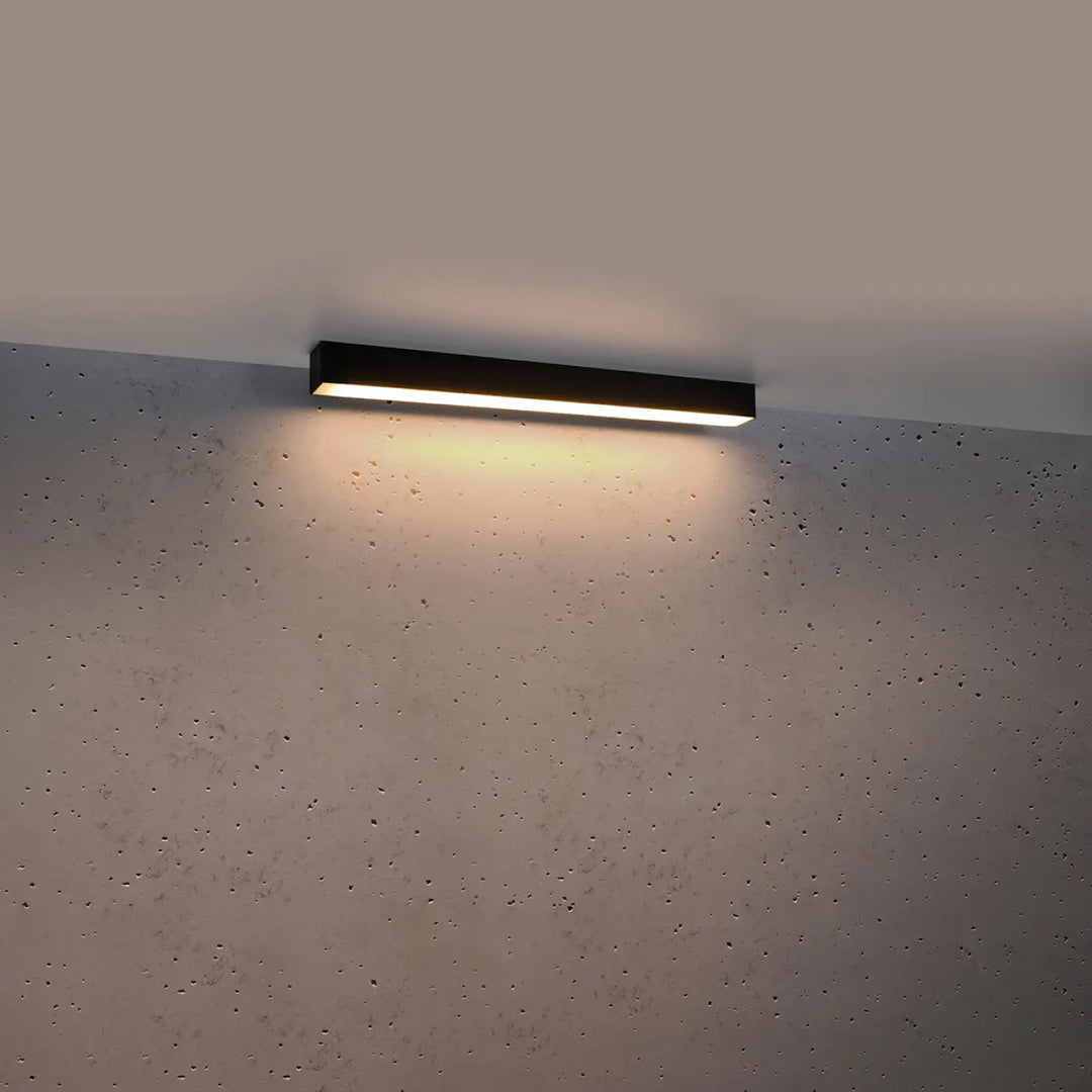 Plafonnier linéaire PINNE noir allumée, au plafond