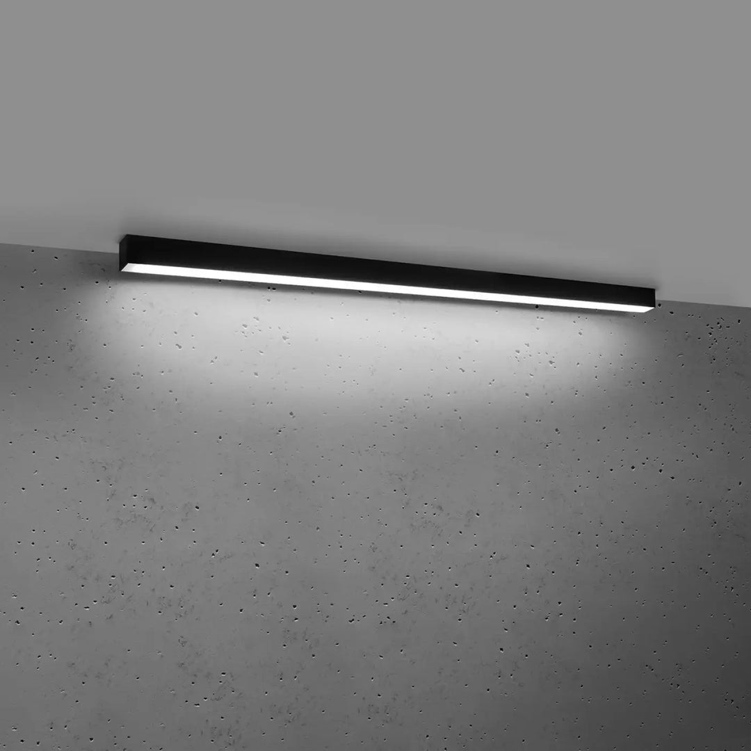 Plafonnier linéaire PINNE noir allumée, au plafond