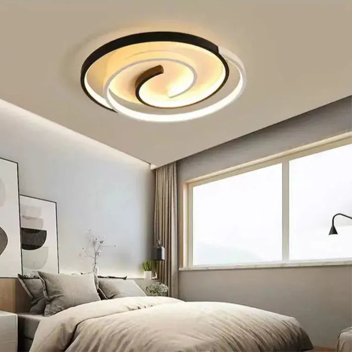Plafonnier LED moderne mêlant formes carrées et spirale fluide

