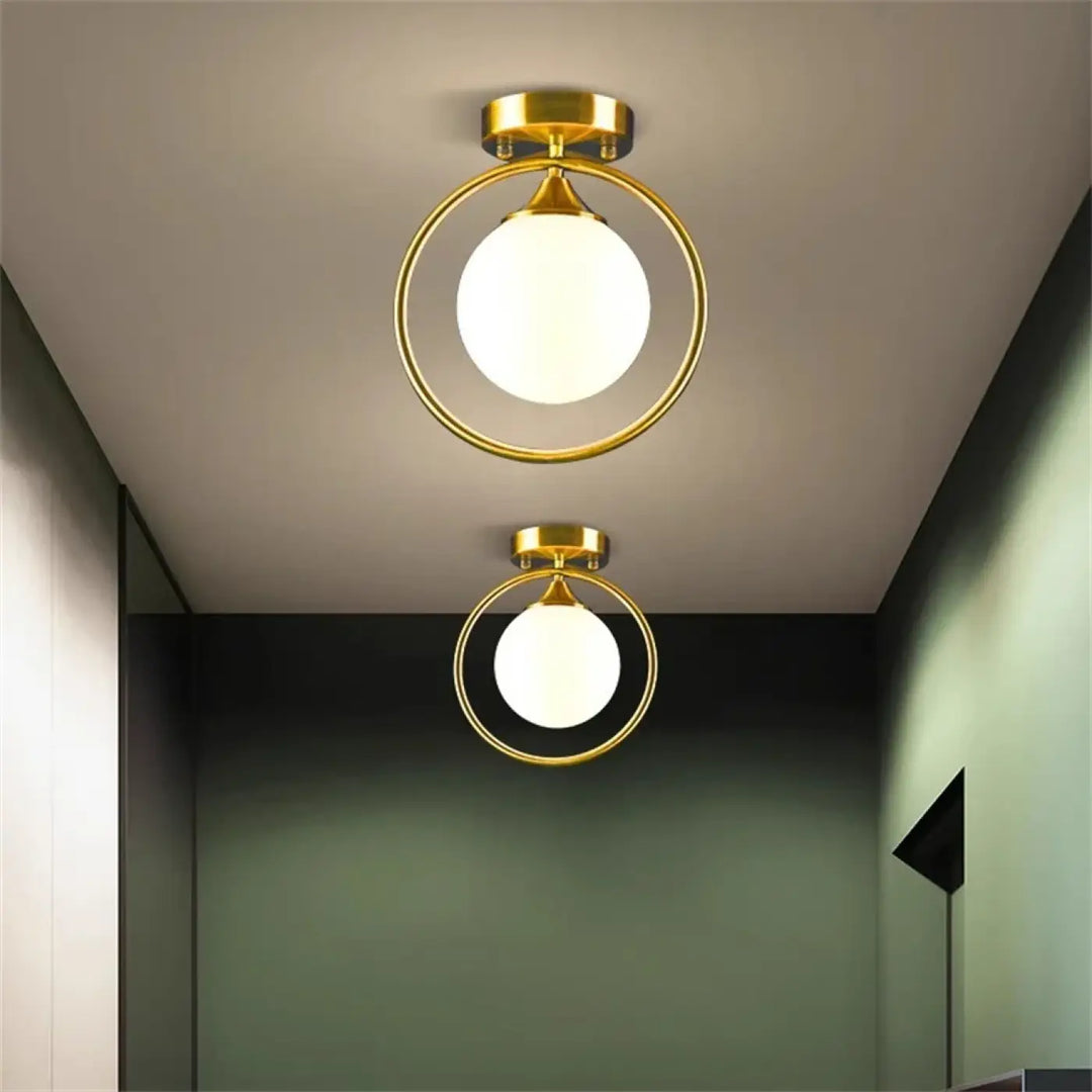 Luminaire plafonnier celliah en finition or avec cadre circulaire et globe en verre dépoli pour éclairage intérieur