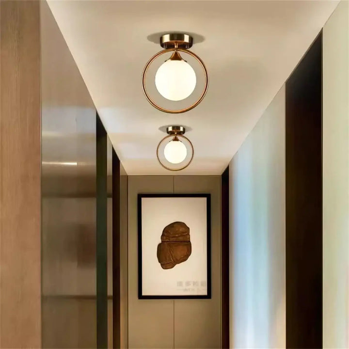Luminaire plafonnier celliah avec structure circulaire en laiton finition moderne et globe en verre dépoli
