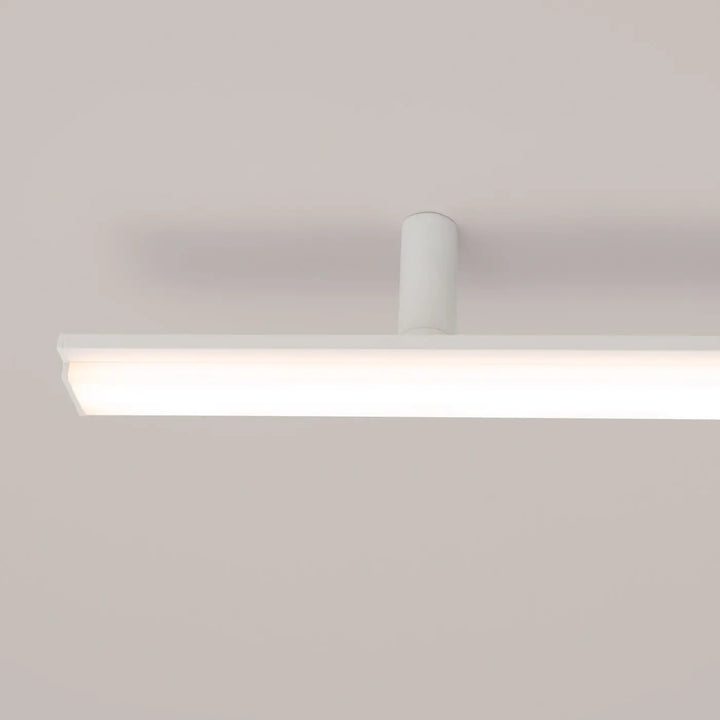 Plafonnier linéaire LAGOM blanc allumée, détail du diffuseur