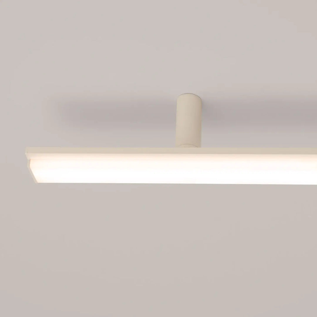 Plafonnier linéaire LAGOM beige allumée, détail du diffuseur