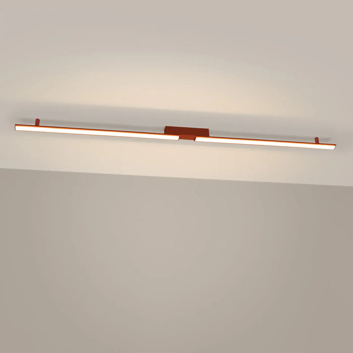 Plafonnier linéaire LAGOM ocre rouge allumée, au plafond