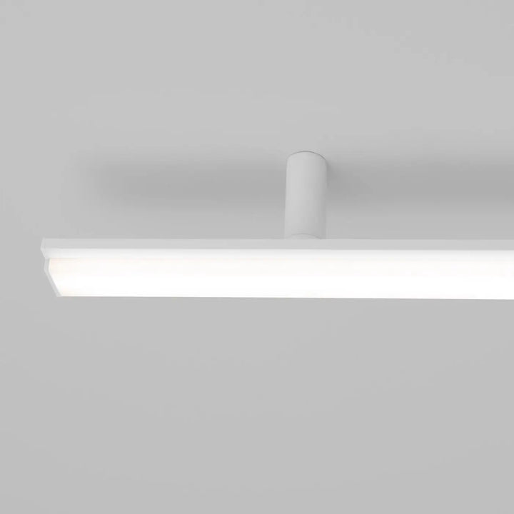 Plafonnier linéaire LAGOM blanc allumée, détail du diffuseur