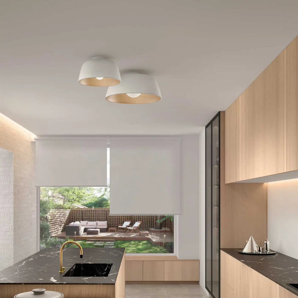 Plafonnier Miso blanc au plafond d'une pièce à vivre