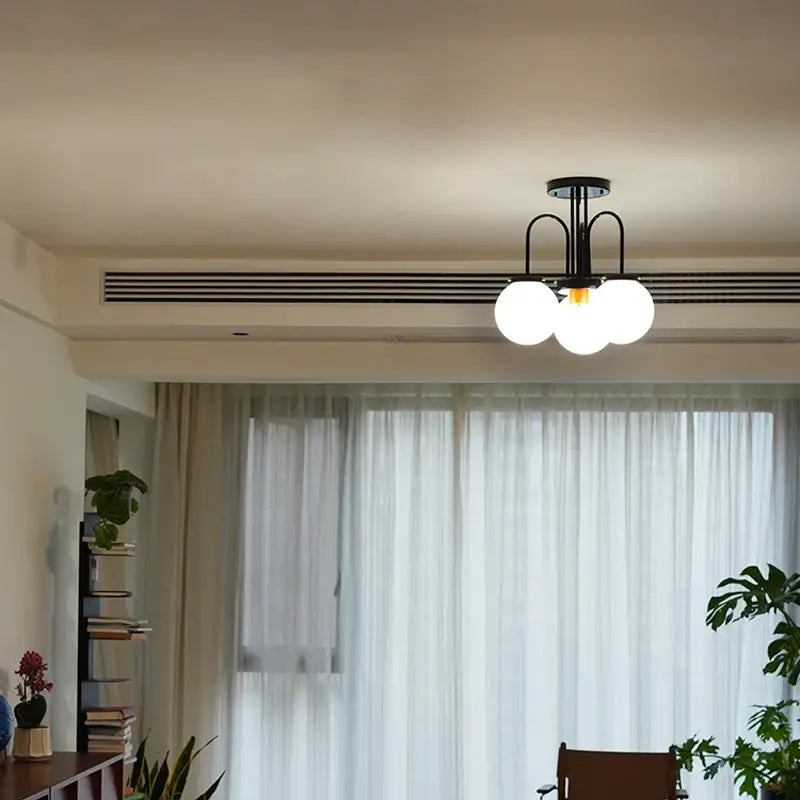 Plafonnier moderne à boules opalines pour intérieur chaleureux

