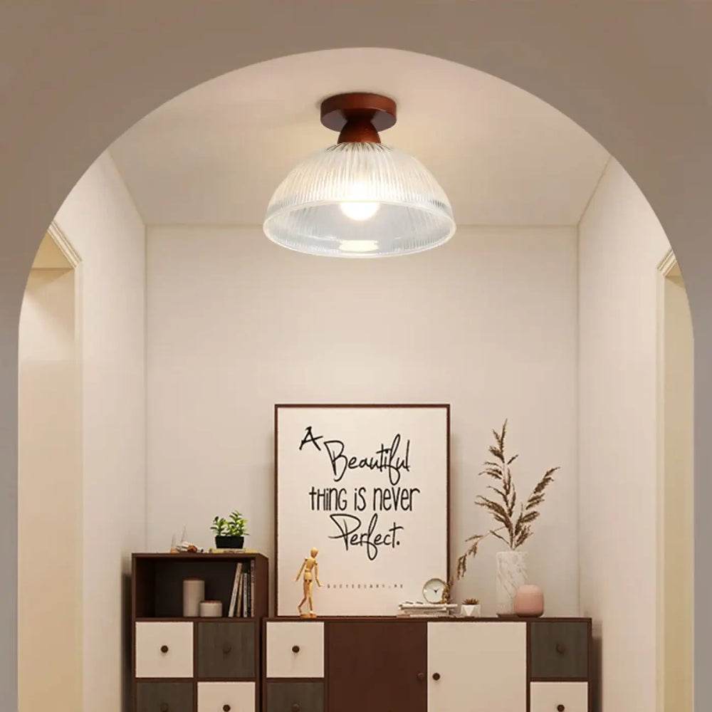 Luminaire plafonnier couli avec verre rainuré chaud et montage en bois foncé pour décoration intérieure moderne