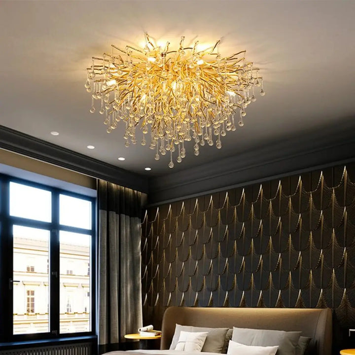 Plafonnier raffiné ramora avec branchages dorés et cristaux suspendus en forme de gouttes élégantes