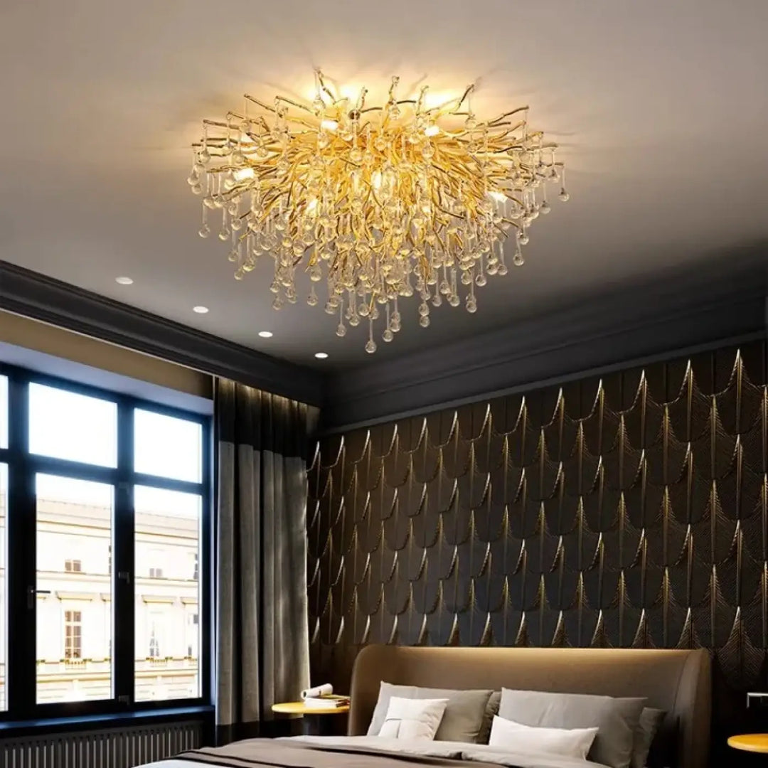 Luminaire plafonnier ramora avec branchages dorés et cristaux suspendus pour un plafonnier raffiné