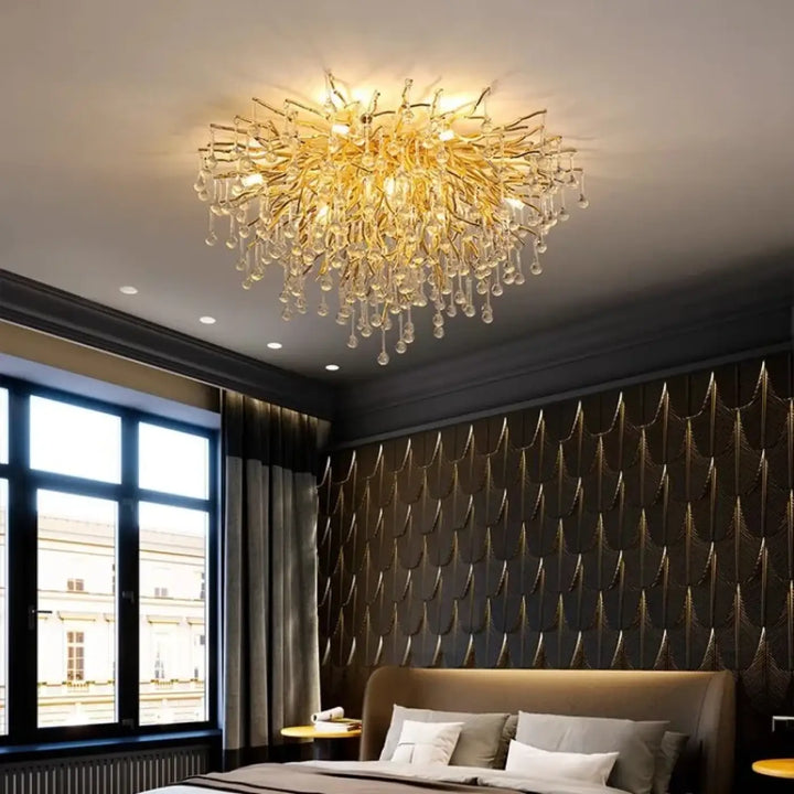Luminaire plafonnier ramora avec branchages dorés et cristaux suspendus pour un plafonnier raffiné