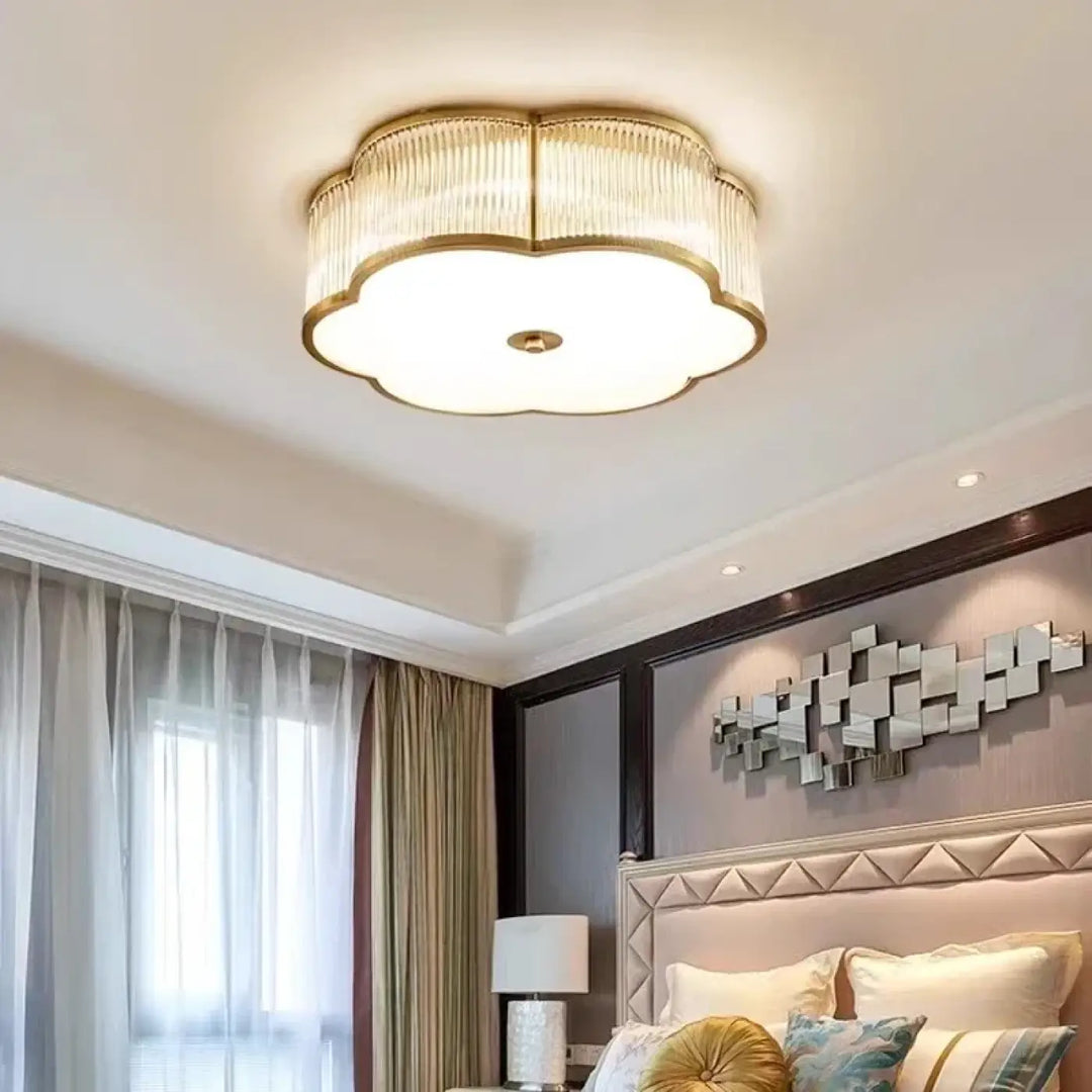 Luminaire plafonnier althea avec cadre doré et verre cannelé texturé en forme de nuage pour décoration intérieure