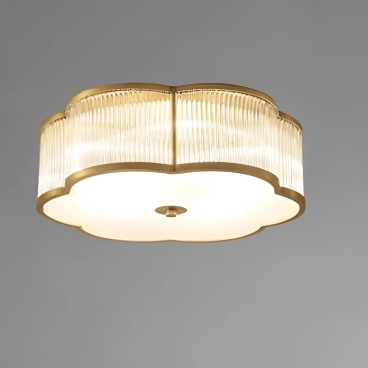 Luminaire plafonnier althea avec cadre doré et verre cannelé en décoration intérieure moderne