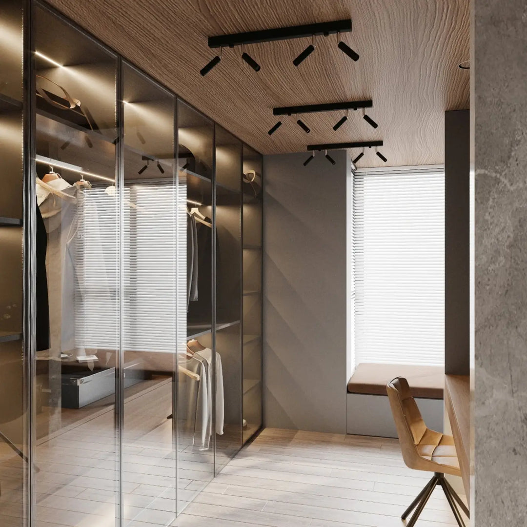 Luminaire plafonnier noir dans un dressing