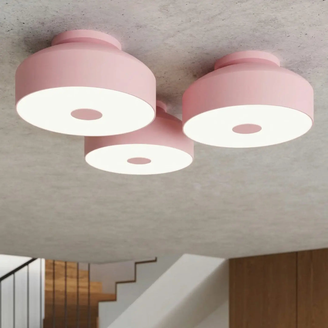 Luminaire Plafonnier rose allumée, vue rapprochée