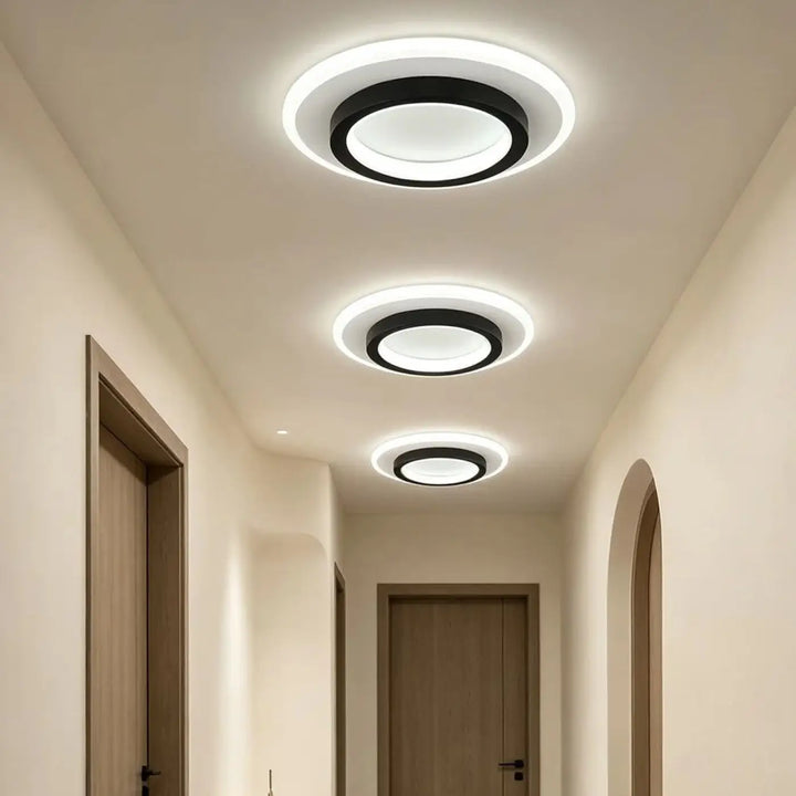 Luminaire plafonnier roderne plafonnier rond led avec design épuré anneaux blancs lumineux et contour noir moderne
