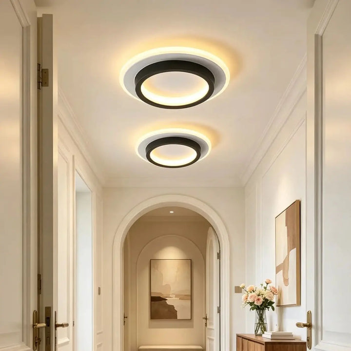 Luminaire plafonnier roderne rond led avec design épuré et lumière douce à anneau extérieur noir et éclairage blanc chaud