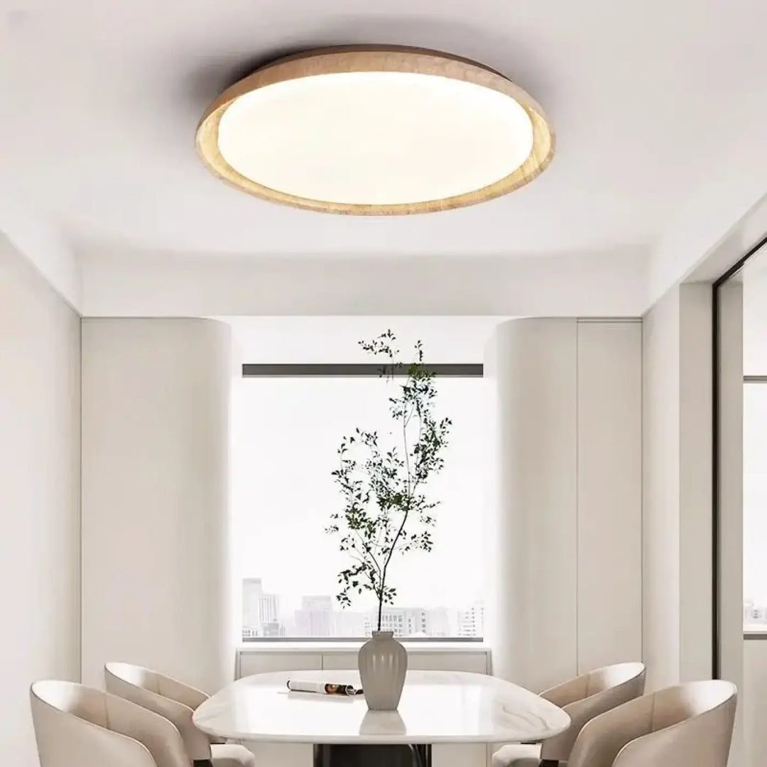 Luminaire plafonnier koru avec source lumineuse blanche chaude et anneau extérieur en bois naturel