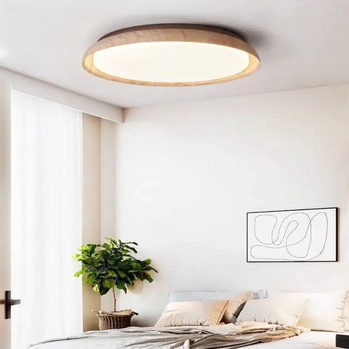 Luminaire plafonnier koru avec cadre en bois chaleureux et source de lumière diffuse blanche pour plafond