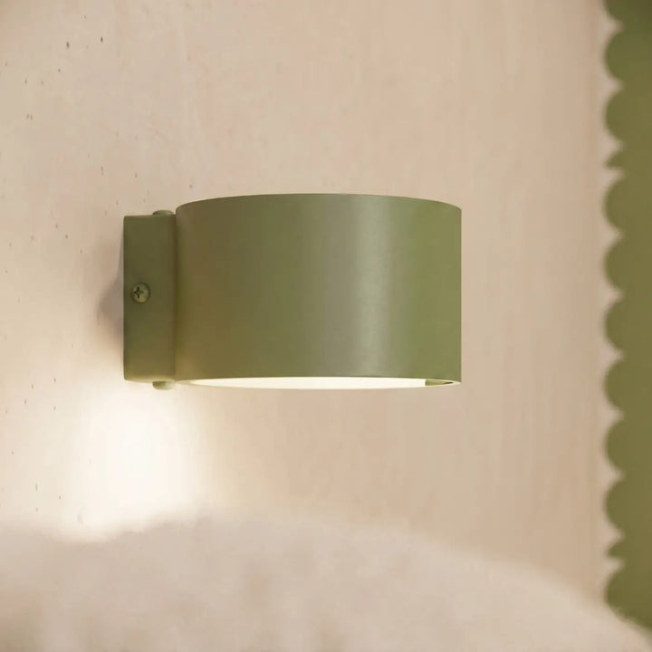 Plafonnier rond plat vert olive allumé, vue rapprochée