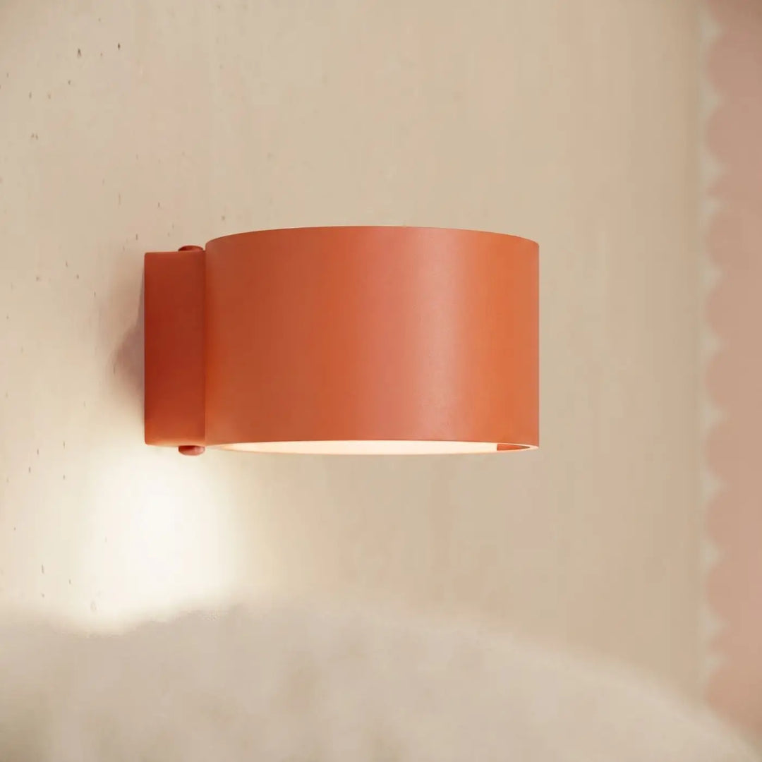Plafonnier rond plat ocre rouge allumé, vue rapprochée