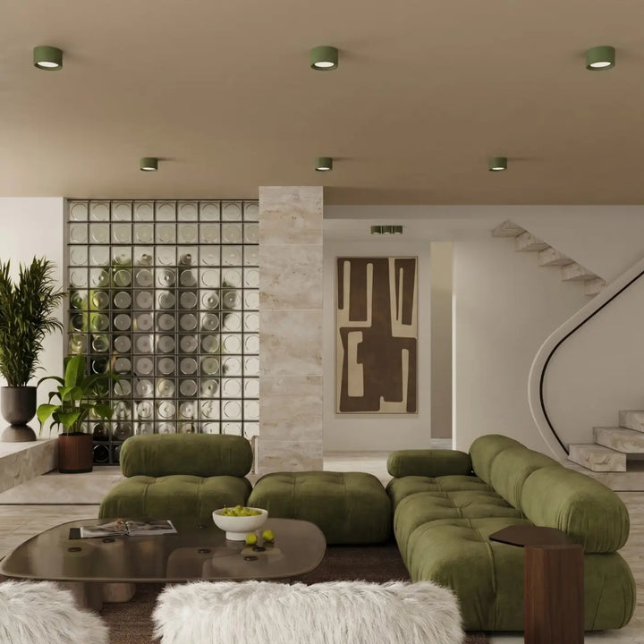Plafonnier rond plat vert olive dans un intérieur contemporain