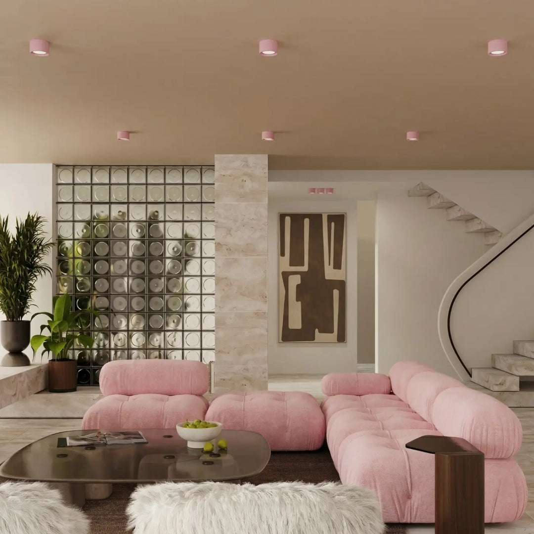 Plafonnier rond plat rose dans un intérieur contemporain