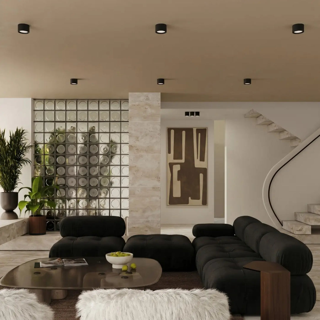 Plafonnier rond plat noir dans un intérieur contemporain