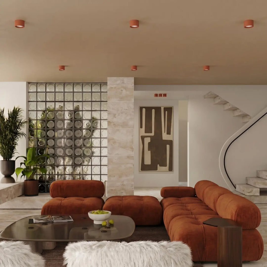 Plafonnier rond plat ocre rouge dans un intérieur contemporain