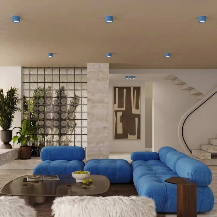 Plafonnier rond plat bleu clair dans un intérieur contemporain
