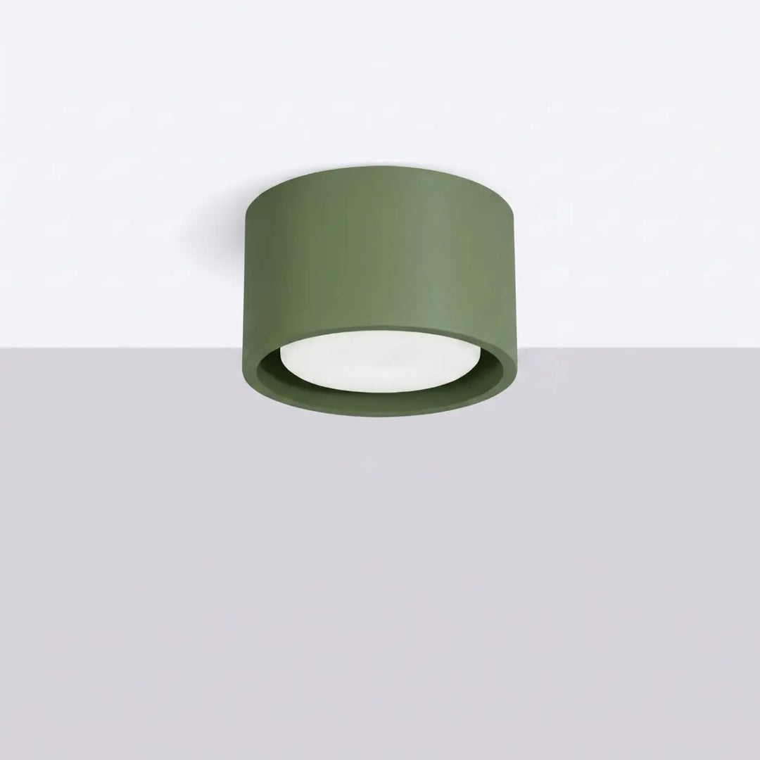Plafonnier rond plat vert olive éteint, vue rapprochée