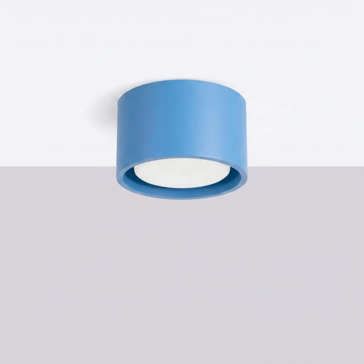 Plafonnier rond plat bleu clair éteint, vue rapprochée