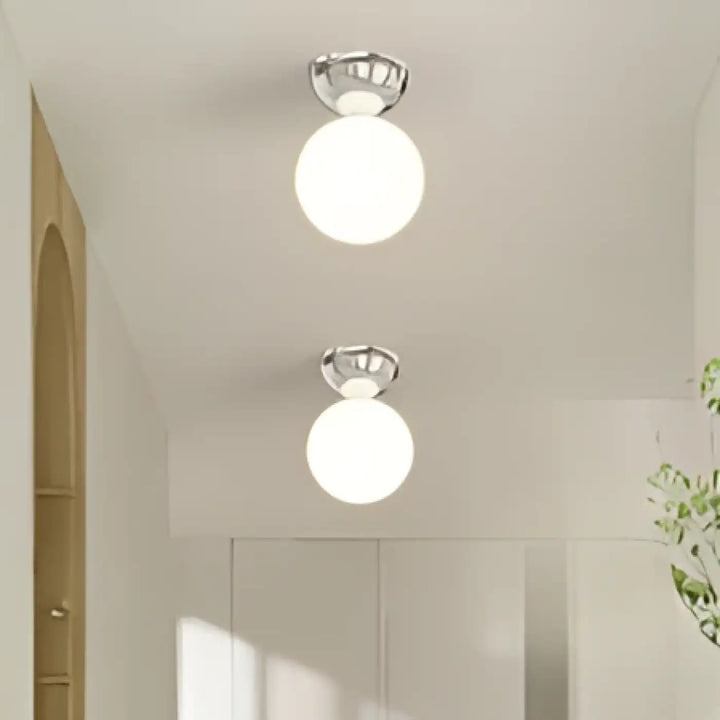 Plafonnier scandinave rui avec globes en verre dépoli et finition chrome poli, idéal pour salle à manger plus qu’un objet