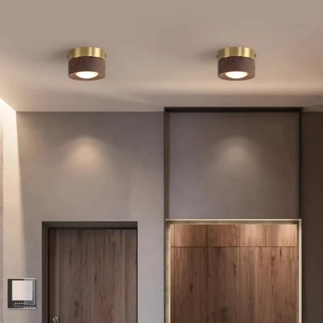 Luminaire plafonnier ulori avec anneaux en métal finition laiton doré et abat-jours cylindriques brun foncé texturé