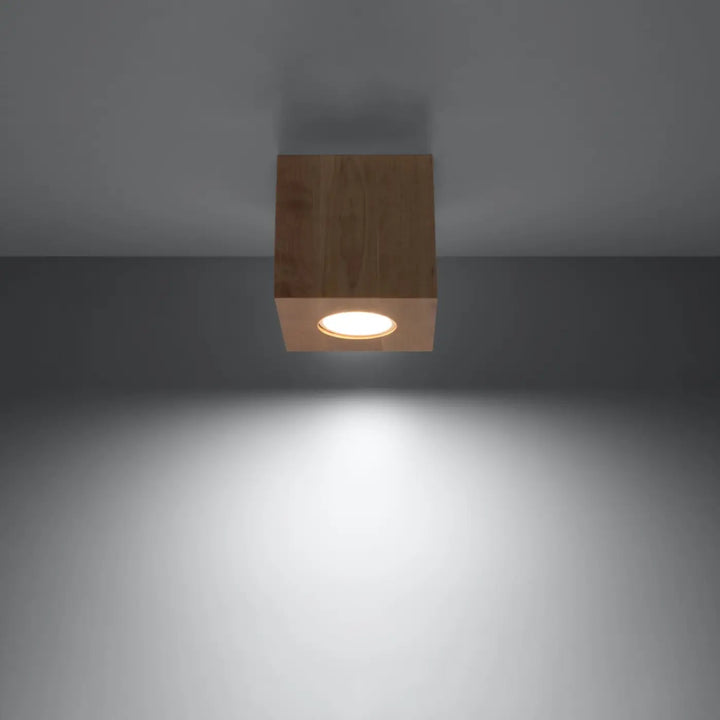 Luminaire Plafonnier bois naturel allumée, vue rapprochée