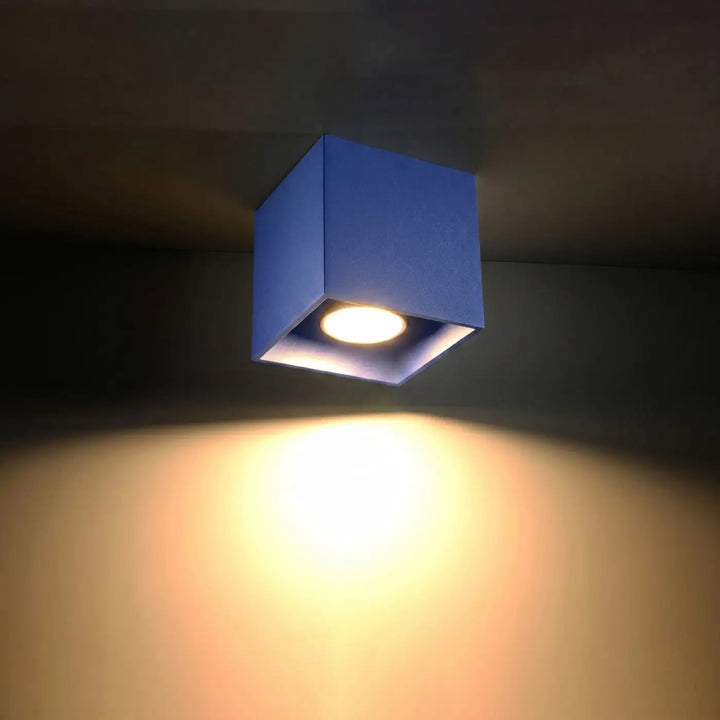 Luminaire Plafonnier outremer allumée, vue rapprochée