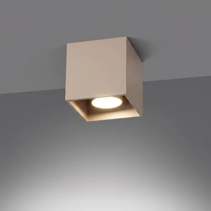 Luminaire Plafonnier taupe allumée, vue rapprochée