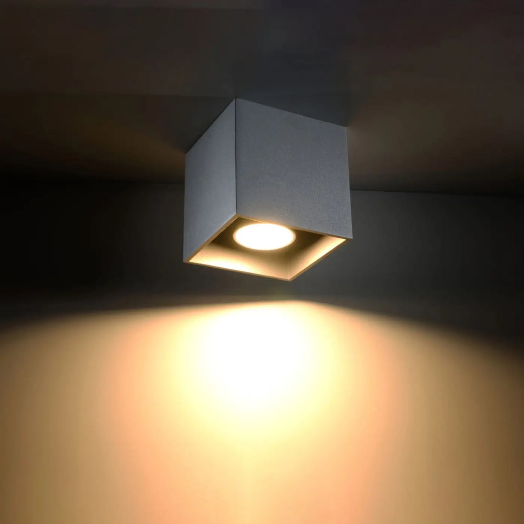 Luminaire Plafonnier gris allumée, vue rapprochée