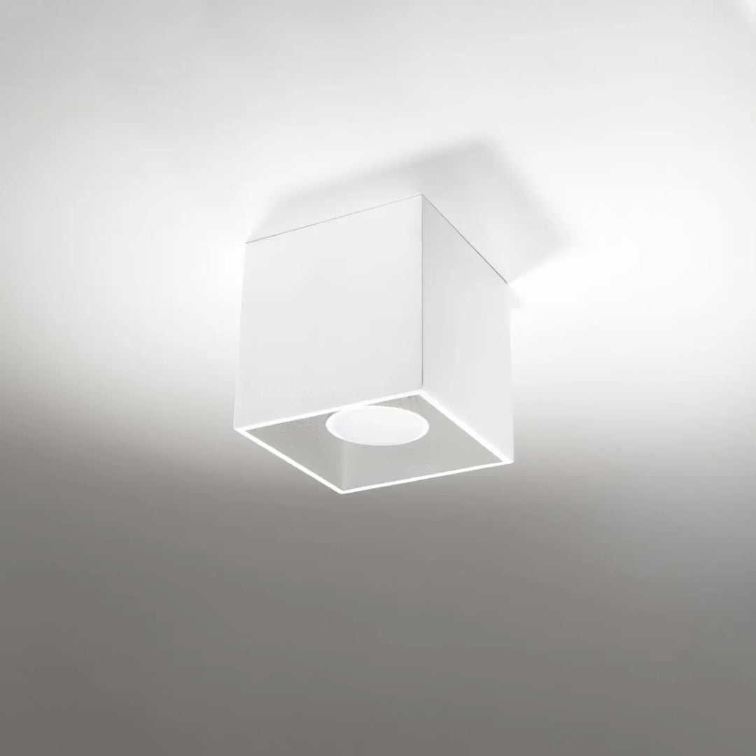 Luminaire Plafonnier blanc éteinte, vue rapprochée