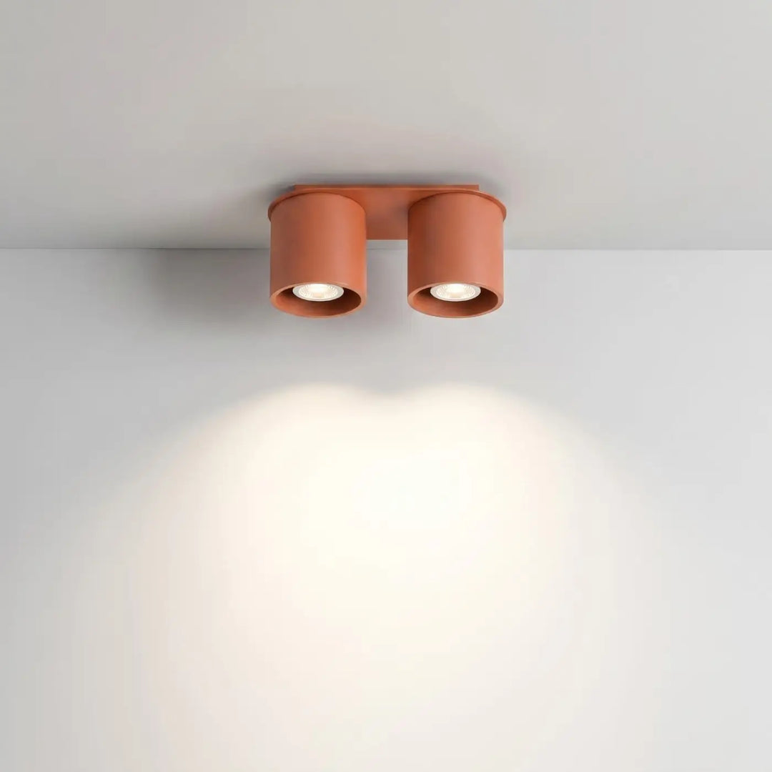 Luminaire Plafonnier ocre rouge allumée, vue rapprochée