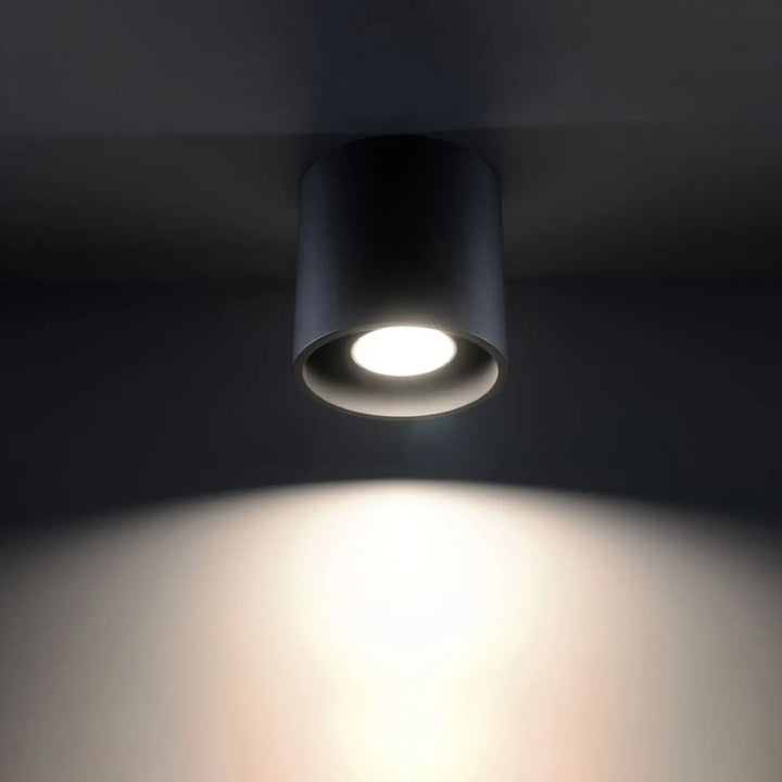 Luminaire Plafonnier noir allumée, vue rapprochée