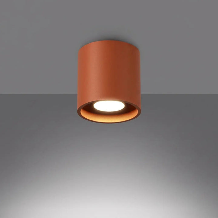 Luminaire Plafonnier ocre rouge allumée, vue rapprochée
