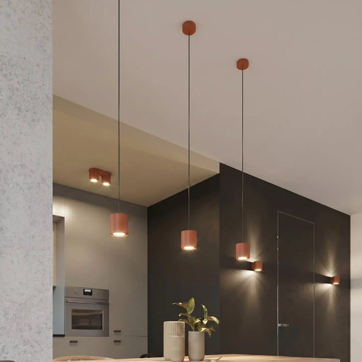 Luminaire Plafonnier ocre rouge dans un intérieur contemporain