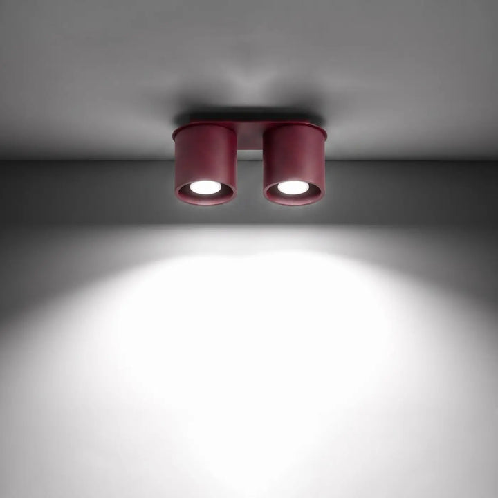 Luminaire Plafonnier bordeaux allumée, vue rapprochée