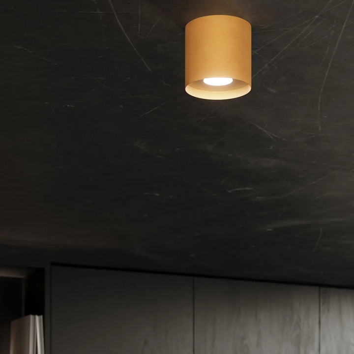 Luminaire plafonnier doré au plafond d'un bureau