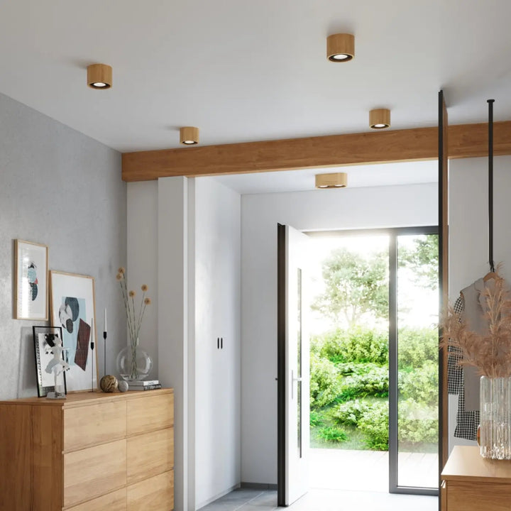 Luminaire plafonnier bois naturel dans une entrée