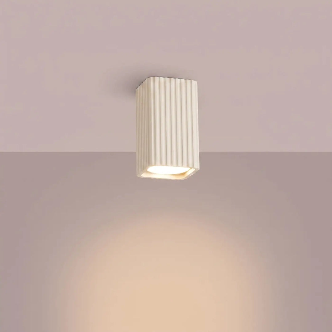 Plafonnier Rayo beige en aluminium cannelé, allumé