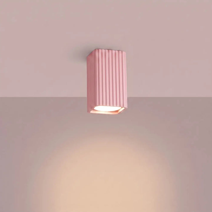Plafonnier Rayo rose en aluminium cannelé, allumé