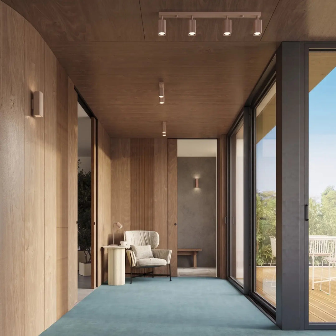 Plafonnier Rayo taupe en aluminium cannelé au plafond d'un couloir