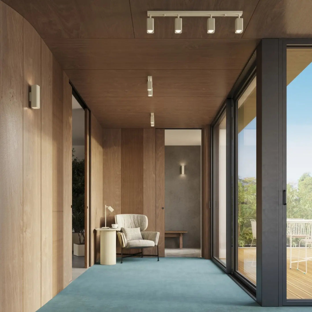 Plafonnier Rayo beige en aluminium cannelé au plafond d'un couloir